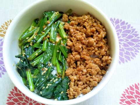 豚そぼろとほうれん草の二色丼